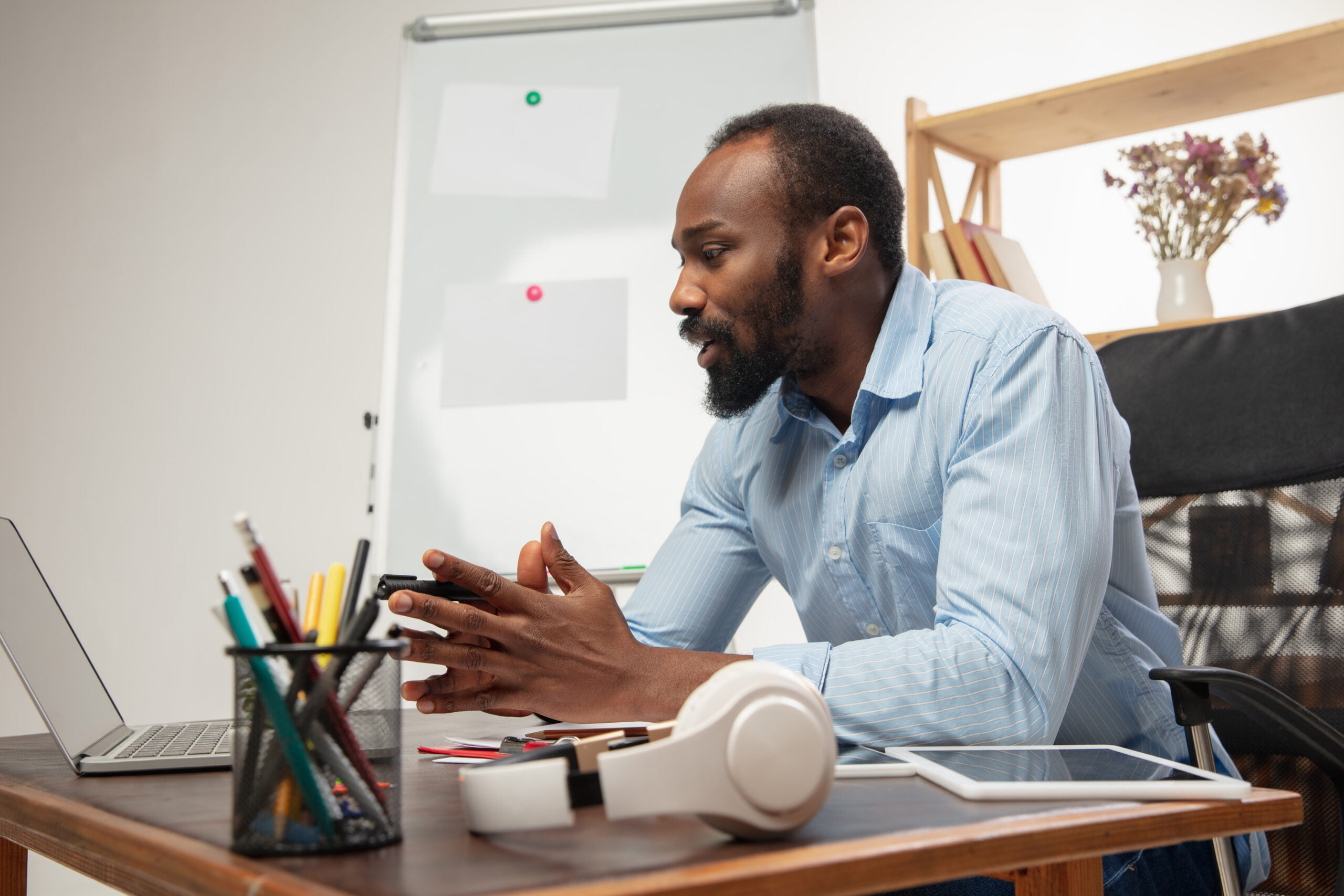 Male teacher at desk. Image by master1305 on Freepik